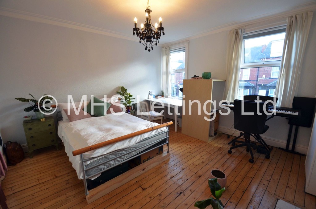 Photo of 4 Bedroom Mid Terraced House in 30 Stanmore Street, Leeds, LS4 2RS