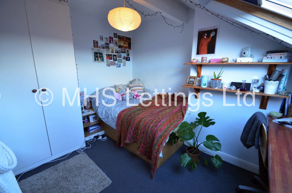 Photo of 4 Bedroom Mid Terraced House in 30 Stanmore Street, Leeds, LS4 2RS