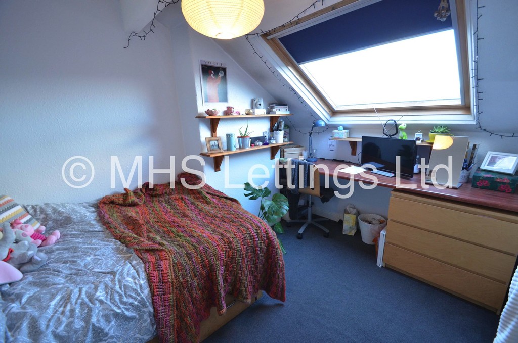 Photo of 4 Bedroom Mid Terraced House in 30 Stanmore Street, Leeds, LS4 2RS