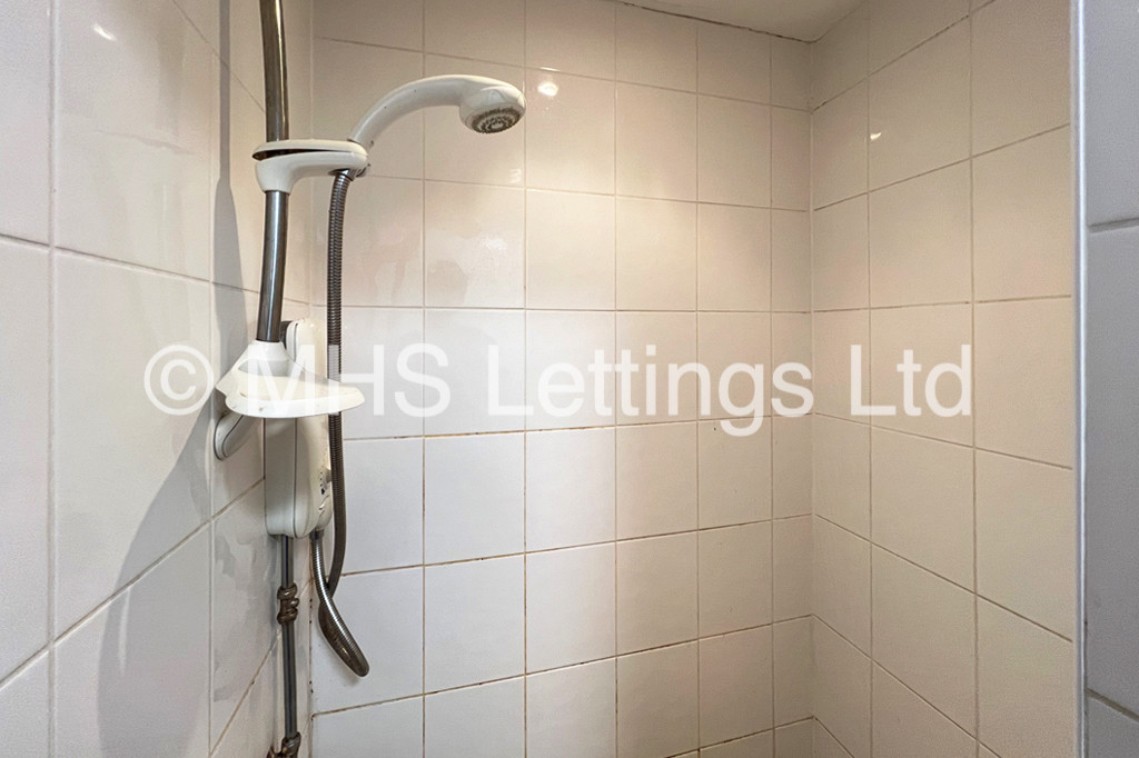 Photo of 4 Bedroom Mid Terraced House in 34 Hessle Mount, Leeds, LS6 1EP