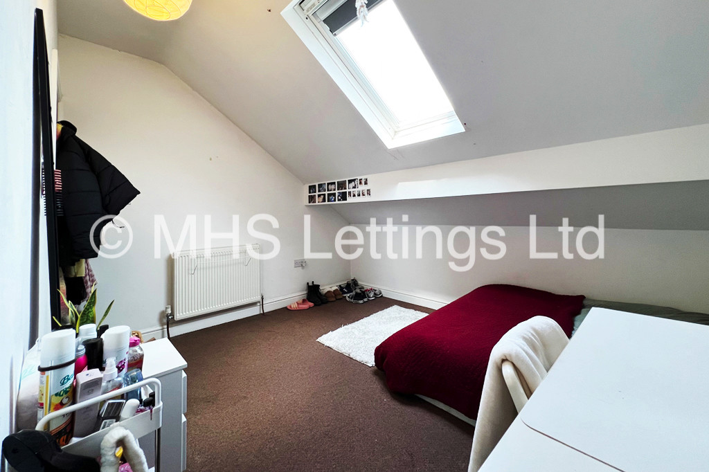 Photo of 4 Bedroom Mid Terraced House in 34 Hessle Mount, Leeds, LS6 1EP