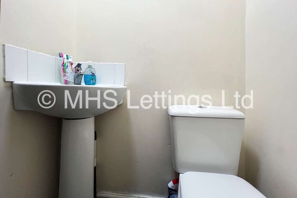Photo of 4 Bedroom Mid Terraced House in 34 Hessle Mount, Leeds, LS6 1EP