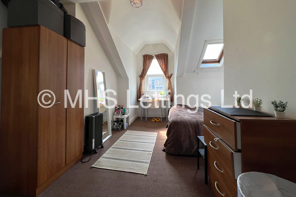 Photo of 4 Bedroom Mid Terraced House in 34 Hessle Mount, Leeds, LS6 1EP