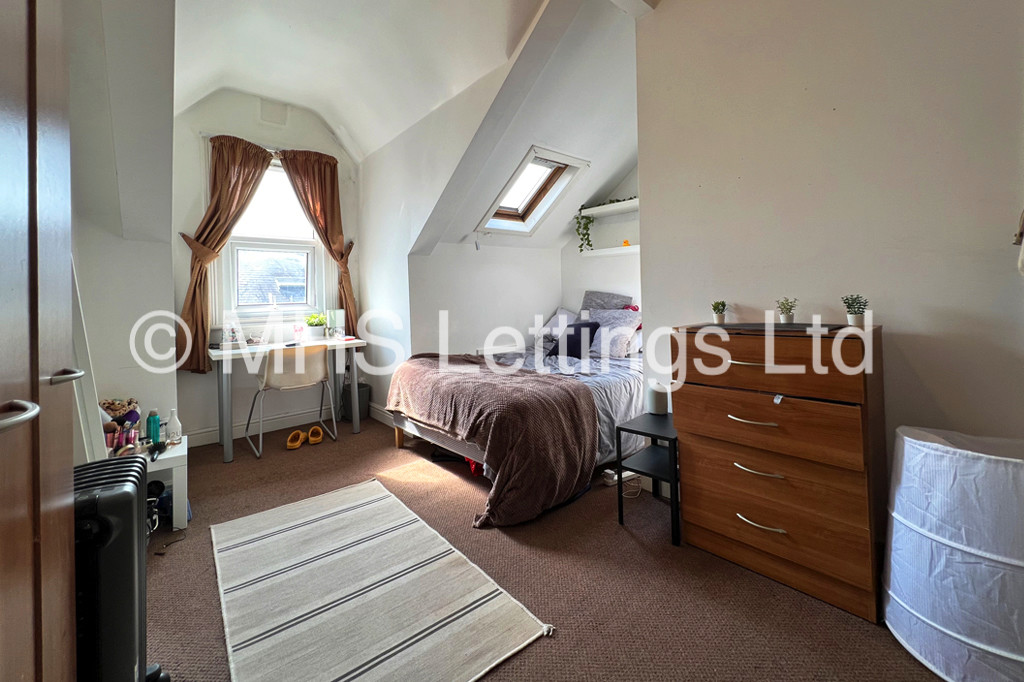 Photo of 4 Bedroom Mid Terraced House in 34 Hessle Mount, Leeds, LS6 1EP