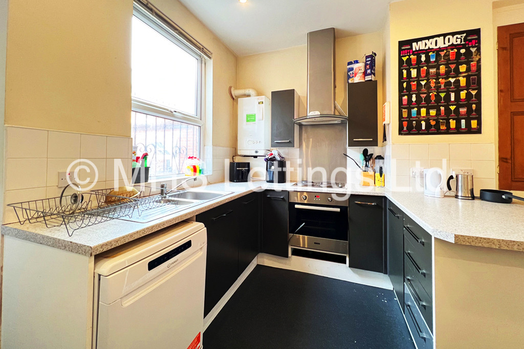 Photo of 4 Bedroom Mid Terraced House in 34 Hessle Mount, Leeds, LS6 1EP