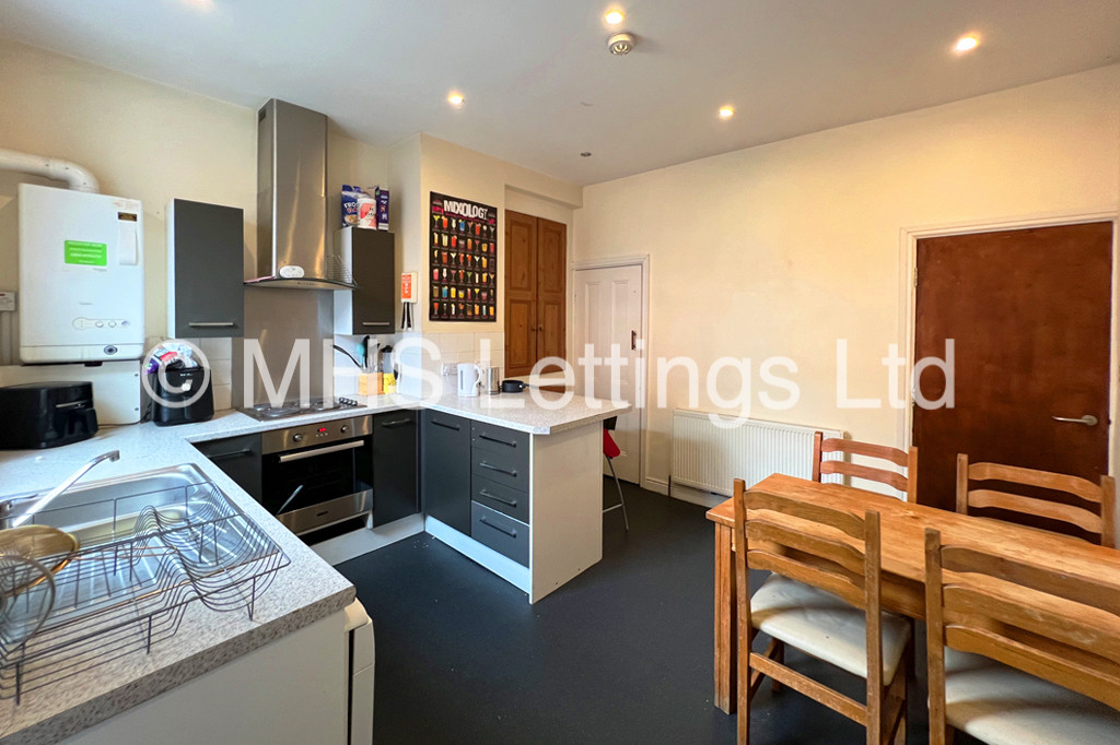 Photo of 4 Bedroom Mid Terraced House in 34 Hessle Mount, Leeds, LS6 1EP