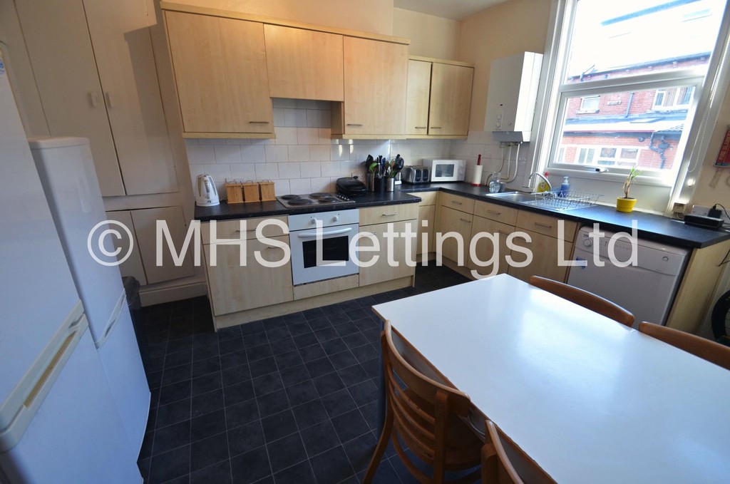 Photo of 4 Bedroom Mid Terraced House in 12 Mayville Street, Leeds, LS6 1ND