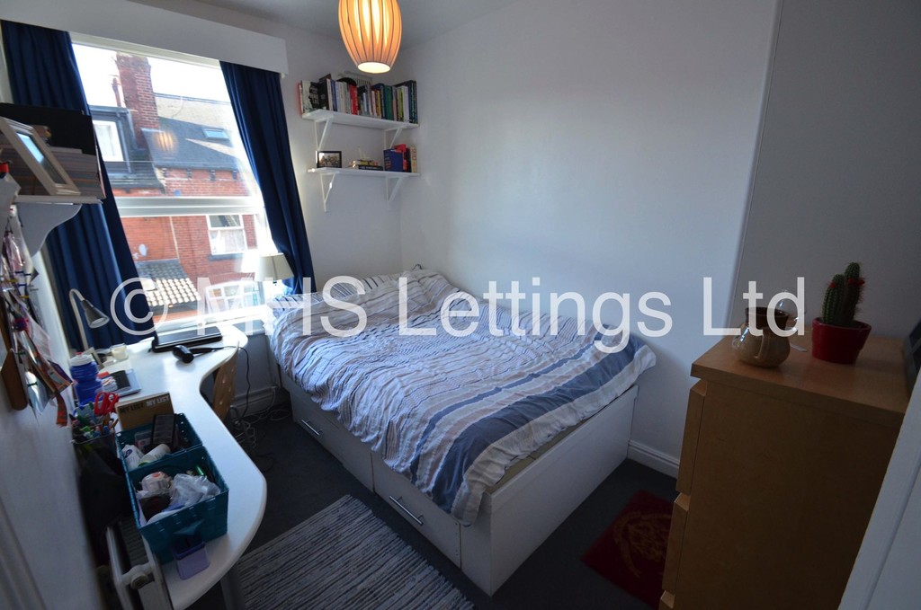 Photo of 4 Bedroom Mid Terraced House in 12 Mayville Street, Leeds, LS6 1ND