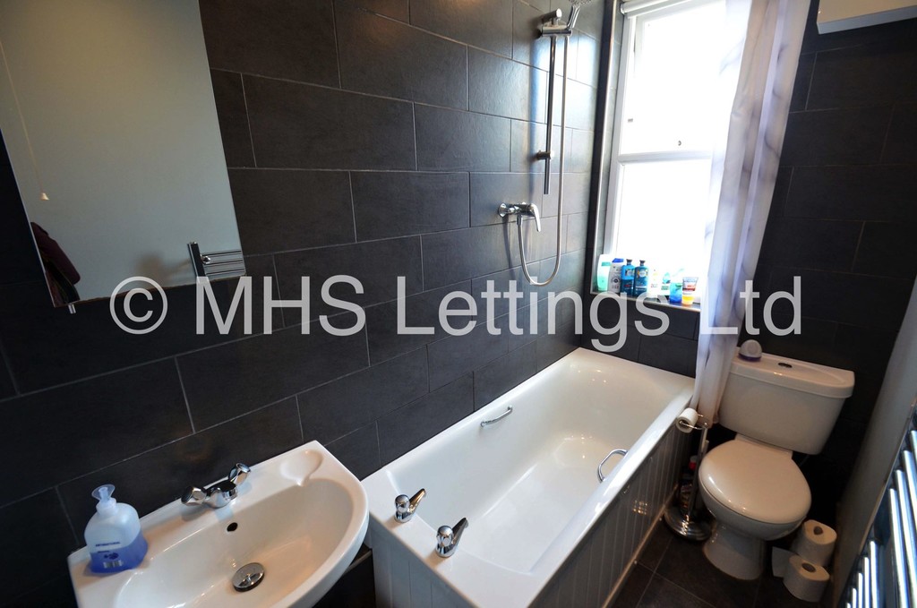 Photo of 4 Bedroom Mid Terraced House in 12 Mayville Street, Leeds, LS6 1ND