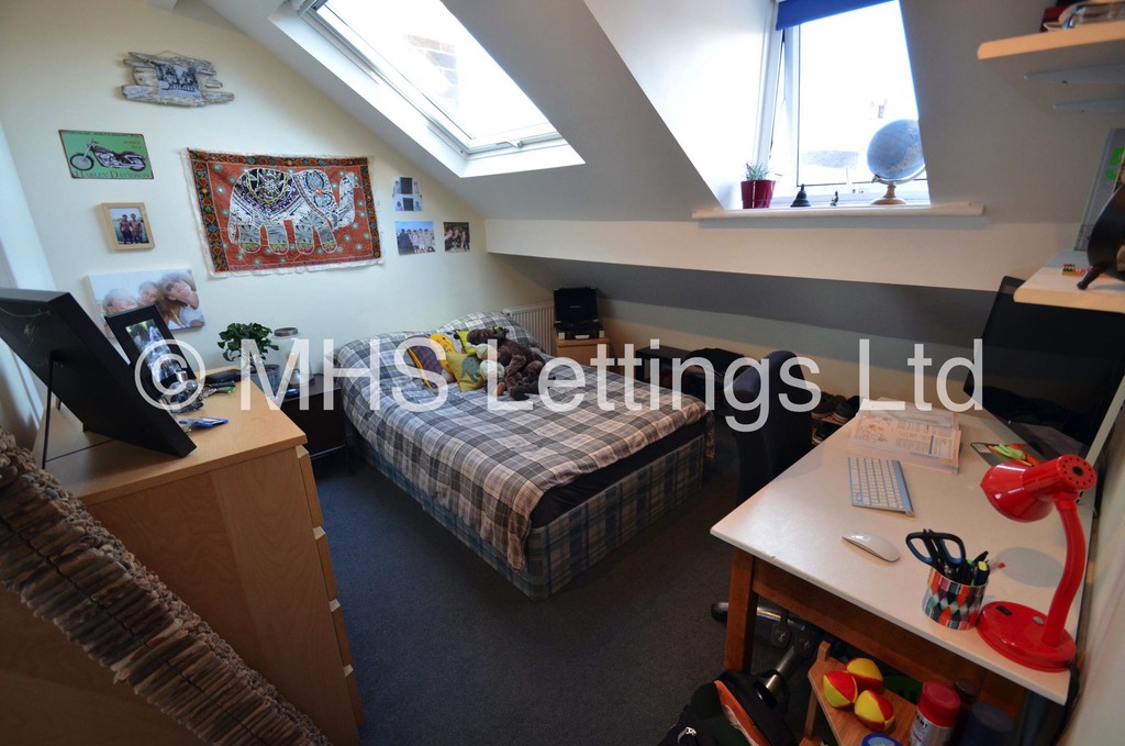 Photo of 4 Bedroom Mid Terraced House in 12 Mayville Street, Leeds, LS6 1ND