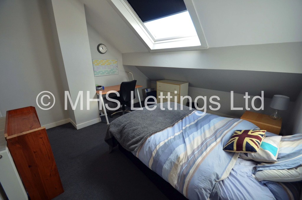 Photo of 4 Bedroom Mid Terraced House in 12 Mayville Street, Leeds, LS6 1ND