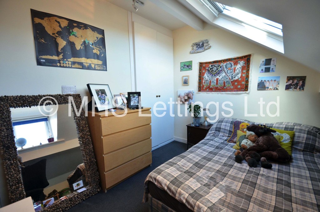 Photo of 4 Bedroom Mid Terraced House in 12 Mayville Street, Leeds, LS6 1ND
