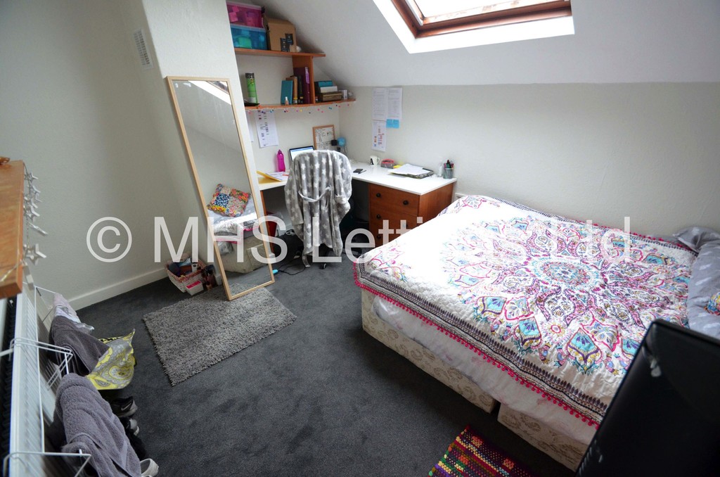 Photo of 4 Bedroom Mid Terraced House in 28 Mayville Street, Leeds, LS6 1ND