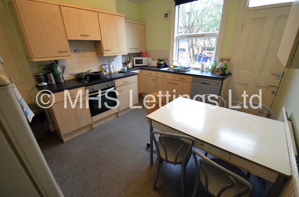 Photo of 4 Bedroom Mid Terraced House in 28 Mayville Street, Leeds, LS6 1ND