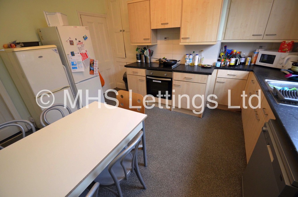 Photo of 4 Bedroom Mid Terraced House in 28 Mayville Street, Leeds, LS6 1ND
