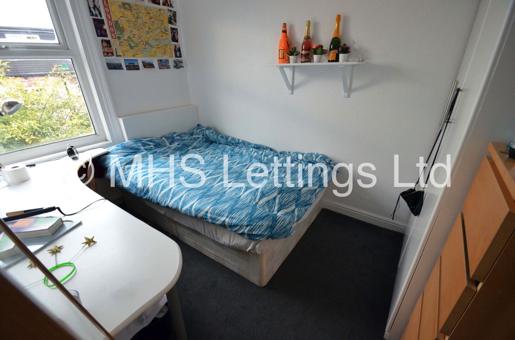 Photo of 4 Bedroom Mid Terraced House in 28 Mayville Street, Leeds, LS6 1ND