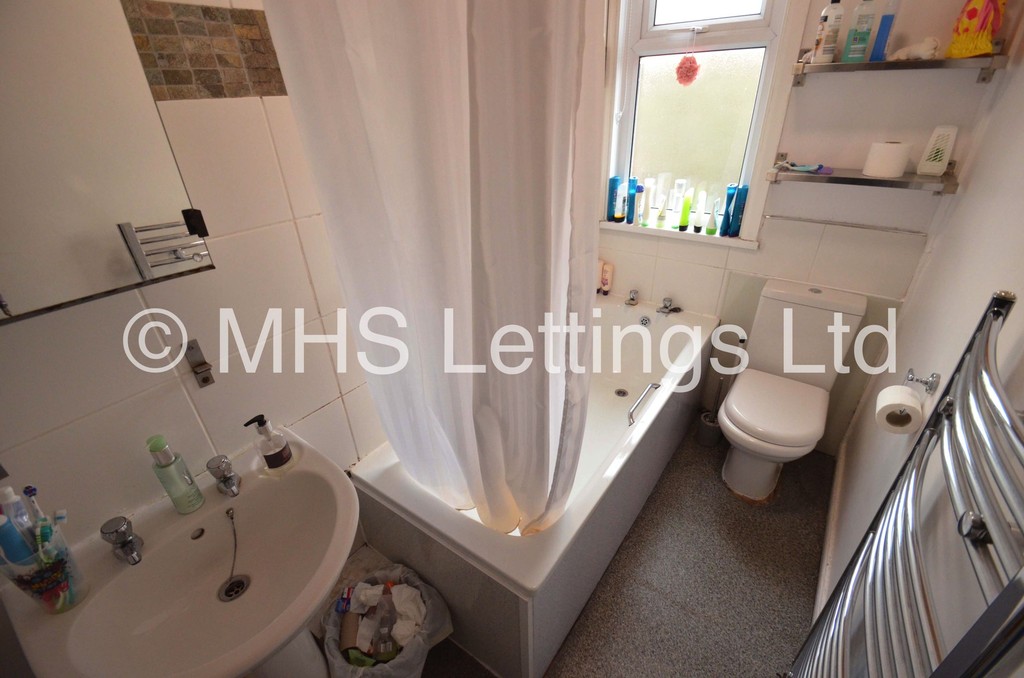 Photo of 4 Bedroom Mid Terraced House in 28 Mayville Street, Leeds, LS6 1ND
