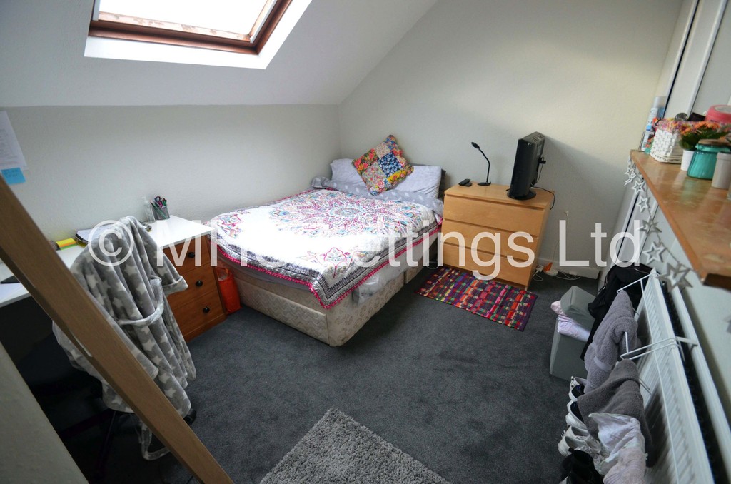 Photo of 4 Bedroom Mid Terraced House in 28 Mayville Street, Leeds, LS6 1ND