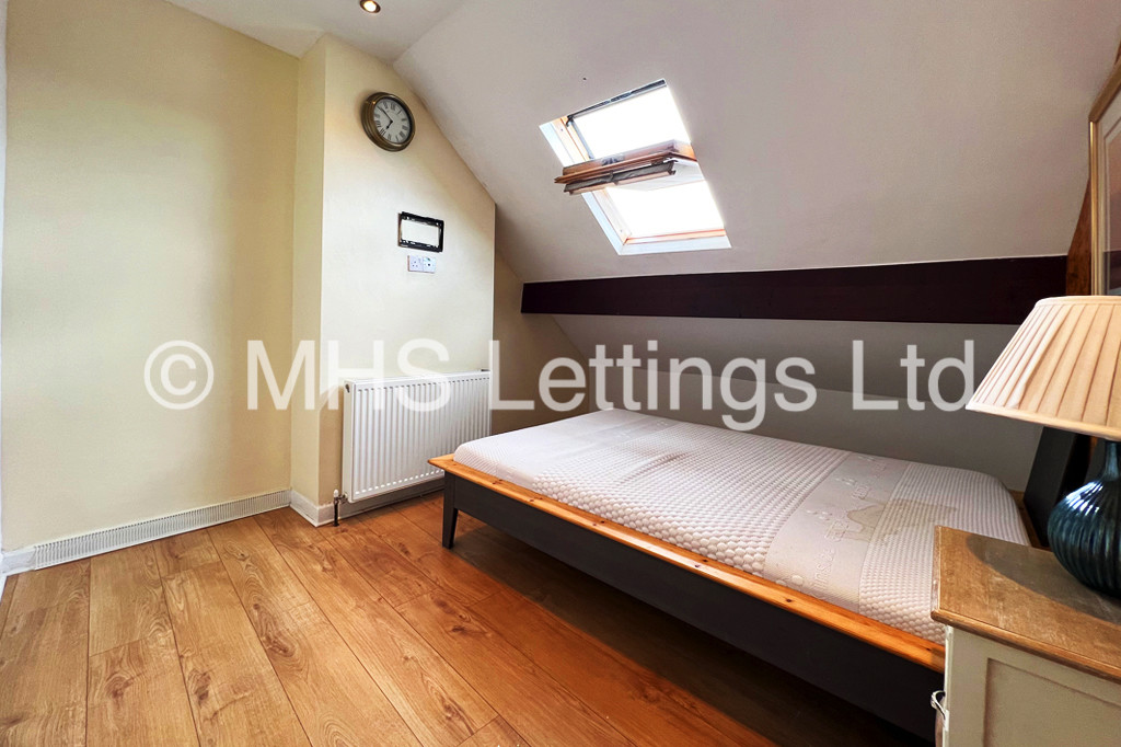 Photo of 4 Bedroom Mid Terraced House in 322 York Road, Leeds, LS9 9DN