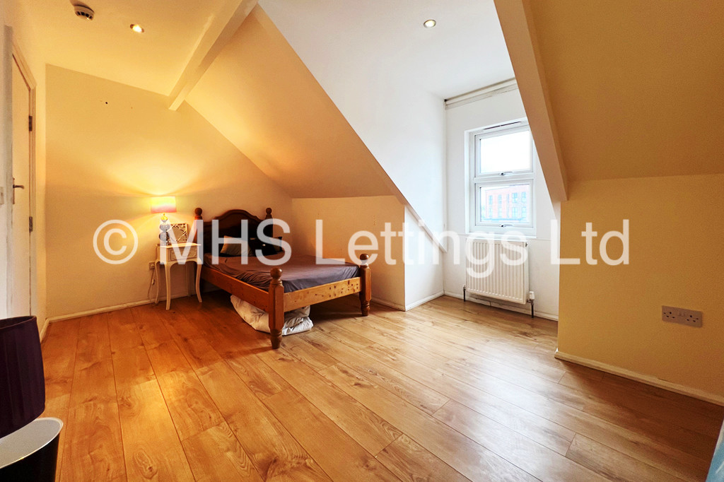 Photo of 4 Bedroom Mid Terraced House in 322 York Road, Leeds, LS9 9DN