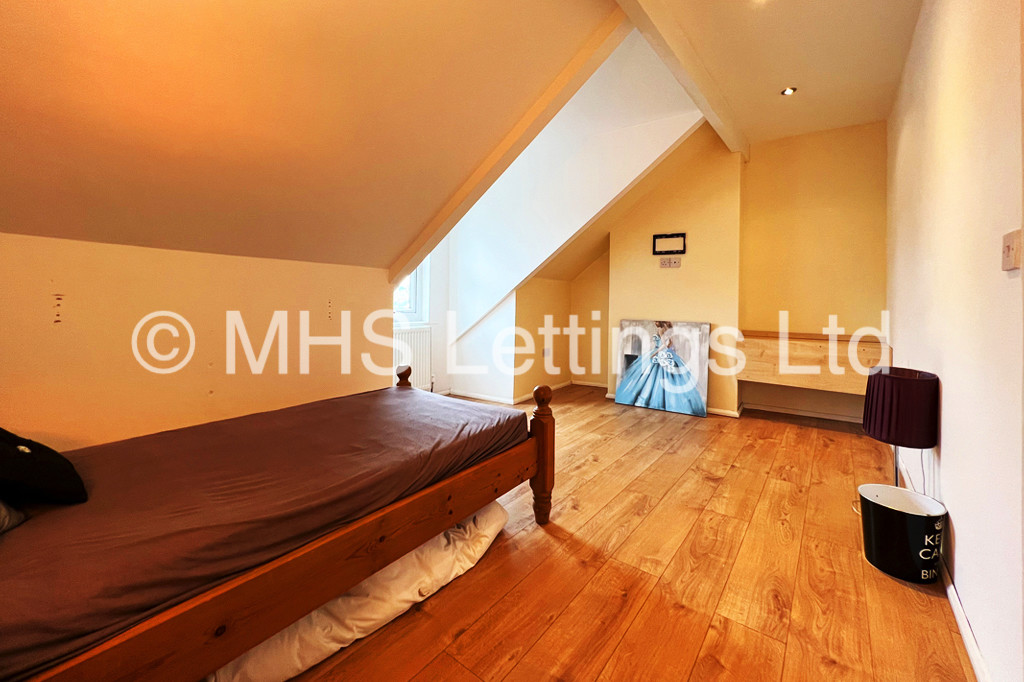 Photo of 4 Bedroom Mid Terraced House in 322 York Road, Leeds, LS9 9DN