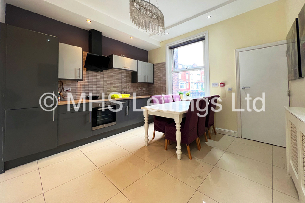 Photo of 4 Bedroom Mid Terraced House in 322 York Road, Leeds, LS9 9DN
