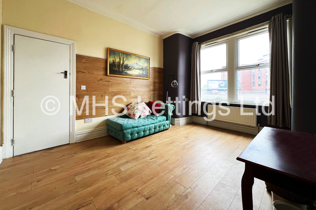 Photo of 4 Bedroom Mid Terraced House in 322 York Road, Leeds, LS9 9DN
