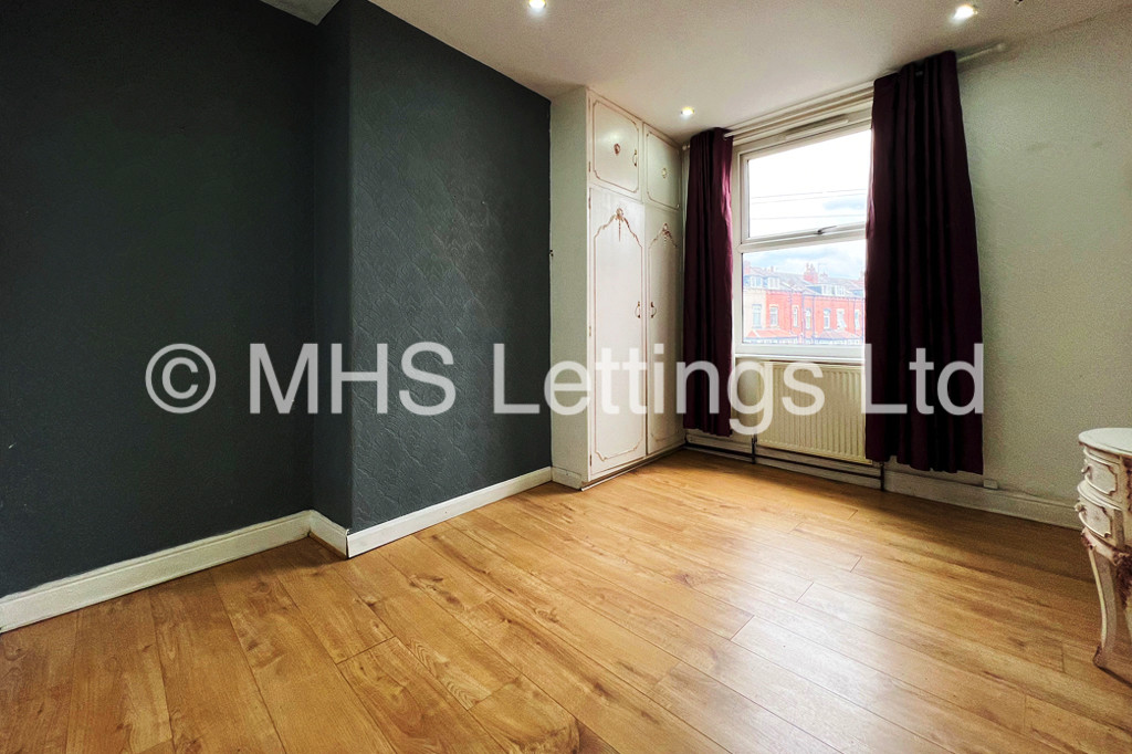 Photo of 4 Bedroom Mid Terraced House in 322 York Road, Leeds, LS9 9DN