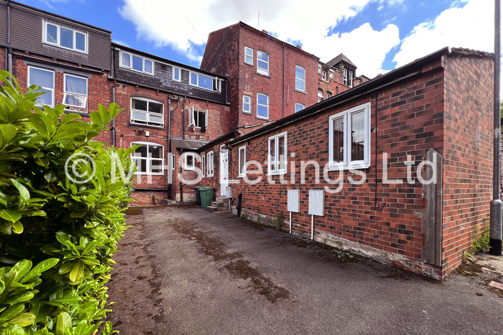 Photo of 1 Bedroom Ground Floor Flat in Rear Flat, 146c Woodsley Road, Leeds, LS2 9LZ