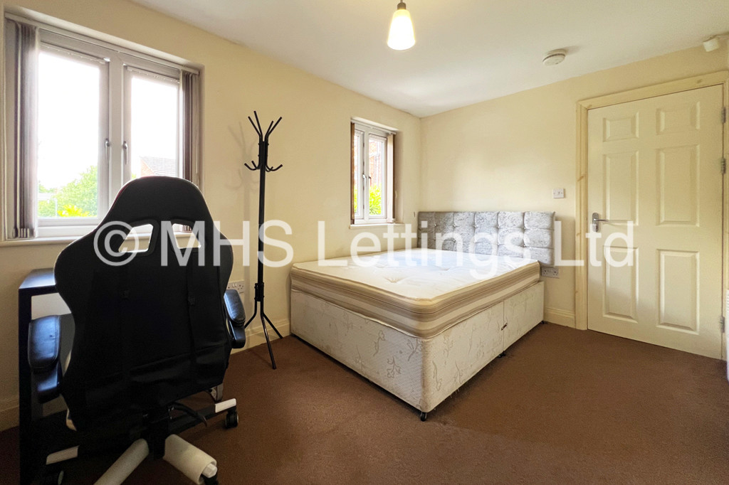 Photo of 1 Bedroom Ground Floor Flat in Rear Flat, 146c Woodsley Road, Leeds, LS2 9LZ