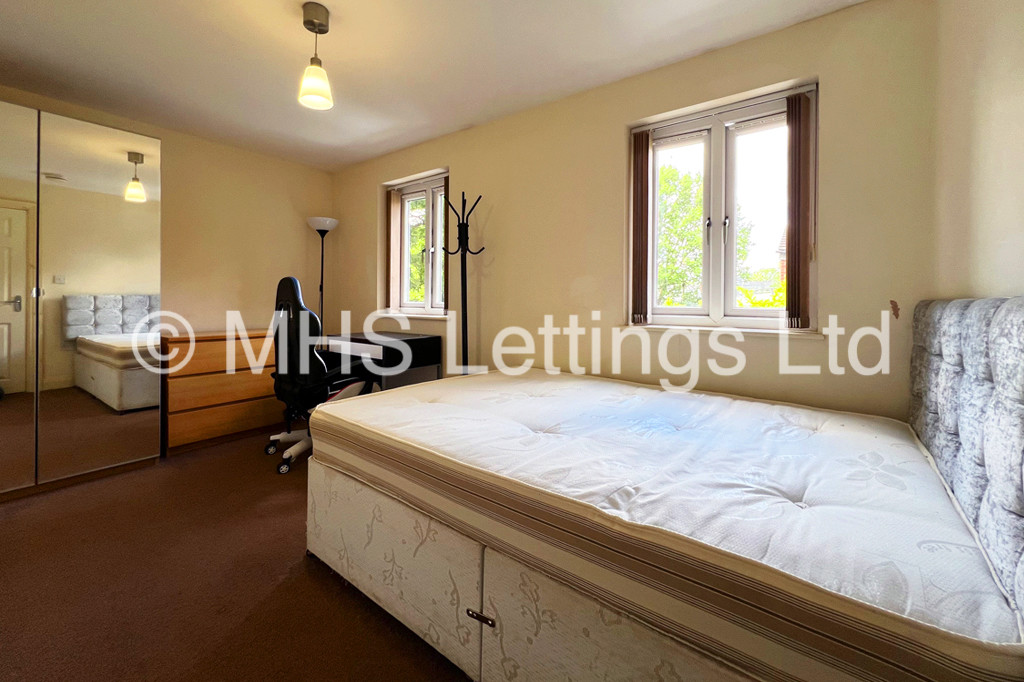 Photo of 1 Bedroom Ground Floor Flat in Rear Flat, 146c Woodsley Road, Leeds, LS2 9LZ