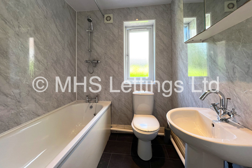 Photo of 1 Bedroom Ground Floor Flat in Rear Flat, 146c Woodsley Road, Leeds, LS2 9LZ