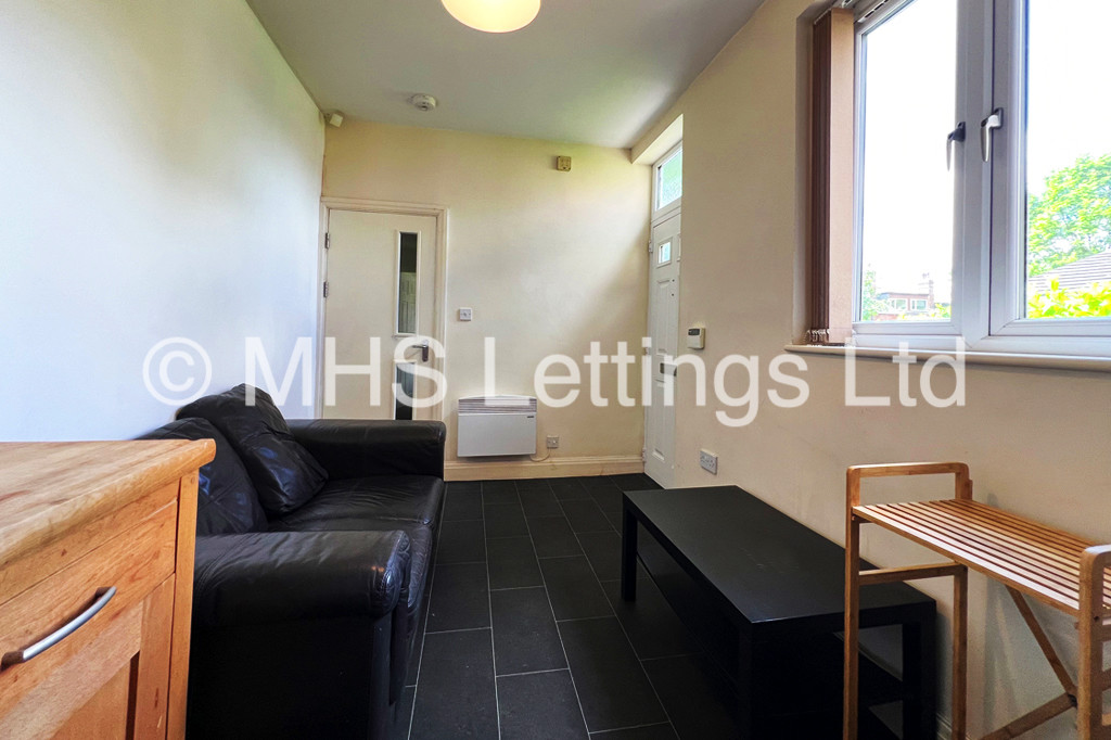 Photo of 1 Bedroom Ground Floor Flat in Rear Flat, 146c Woodsley Road, Leeds, LS2 9LZ