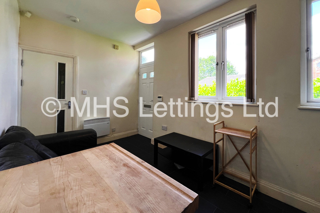 Photo of 1 Bedroom Ground Floor Flat in Rear Flat, 146c Woodsley Road, Leeds, LS2 9LZ