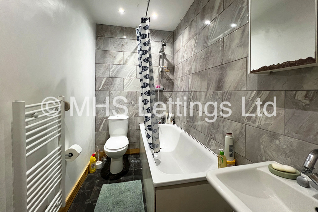 Photo of 3 Bedroom Flat in Ground Floor Flat, 146 Woodsley Road, Leeds, LS2 9LZ