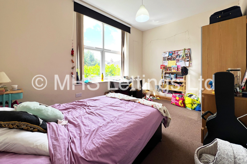 Photo of 3 Bedroom Flat in Ground Floor Flat, 146 Woodsley Road, Leeds, LS2 9LZ