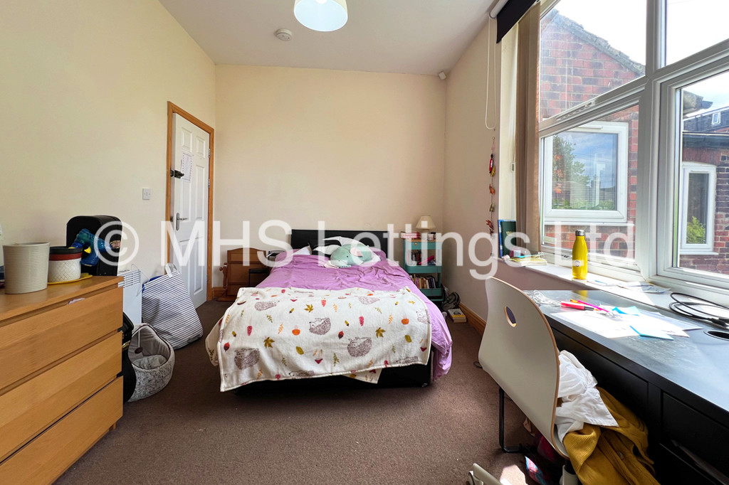Photo of 3 Bedroom Flat in Ground Floor Flat, 146 Woodsley Road, Leeds, LS2 9LZ