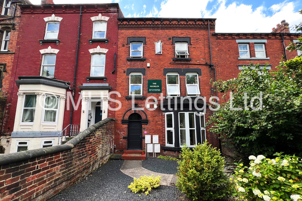 Photo of 3 Bedroom Flat in Ground Floor Flat, 146 Woodsley Road, Leeds, LS2 9LZ