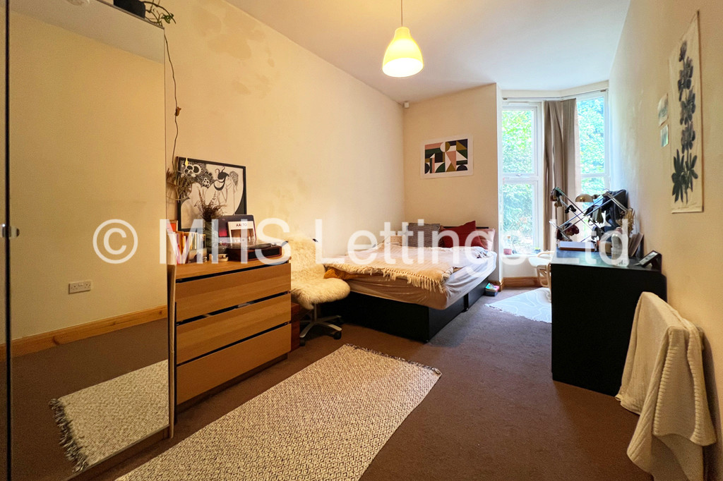 Photo of 3 Bedroom Flat in Ground Floor Flat, 146 Woodsley Road, Leeds, LS2 9LZ