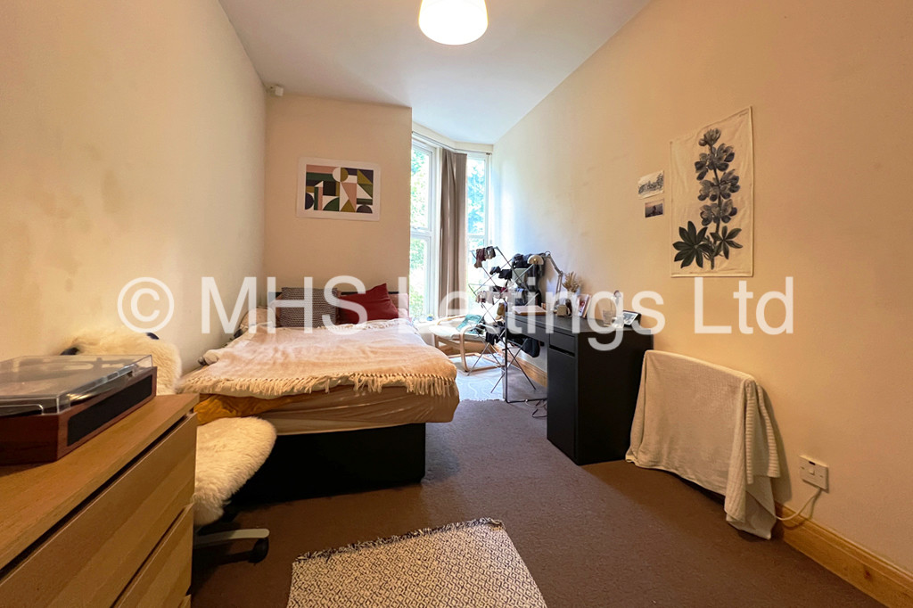 Photo of 3 Bedroom Flat in Ground Floor Flat, 146 Woodsley Road, Leeds, LS2 9LZ