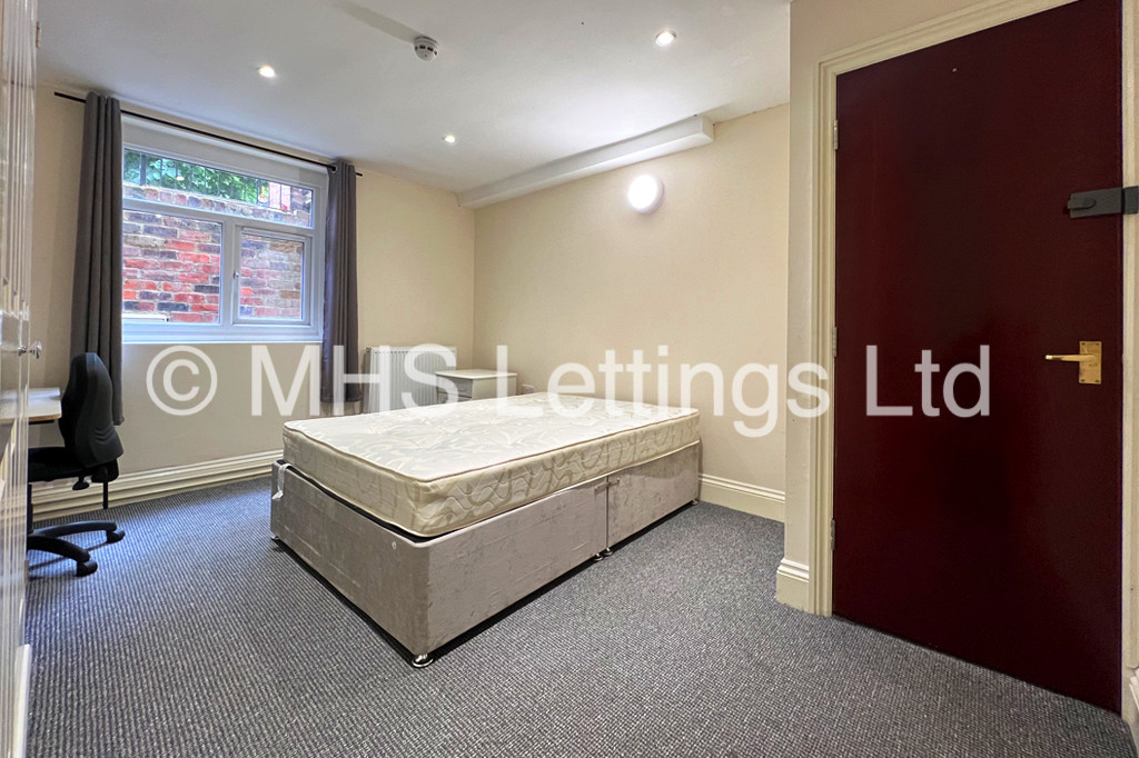 Photo of 4 Bedroom Flat in Flat 1, 11 Regent Park Terrace, Leeds, LS6 2AX
