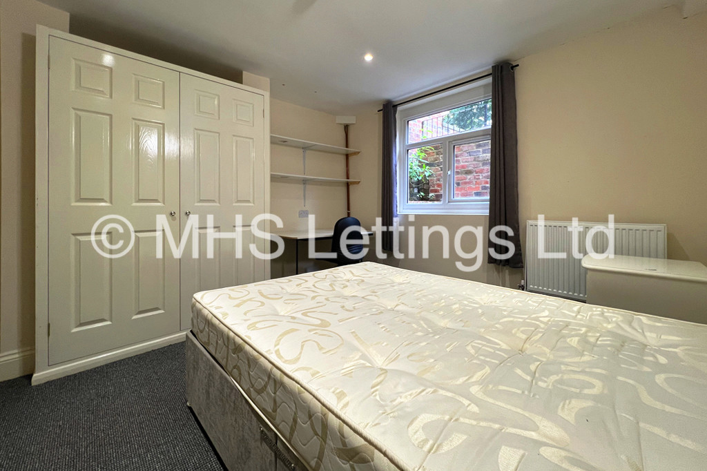 Photo of 4 Bedroom Flat in Flat 1, 11 Regent Park Terrace, Leeds, LS6 2AX