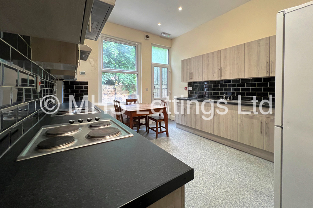 Photo of 4 Bedroom Flat in Flat 1, 11 Regent Park Terrace, Leeds, LS6 2AX