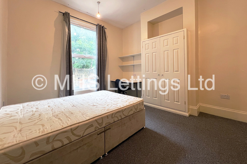 Photo of 4 Bedroom Flat in Flat 1, 11 Regent Park Terrace, Leeds, LS6 2AX
