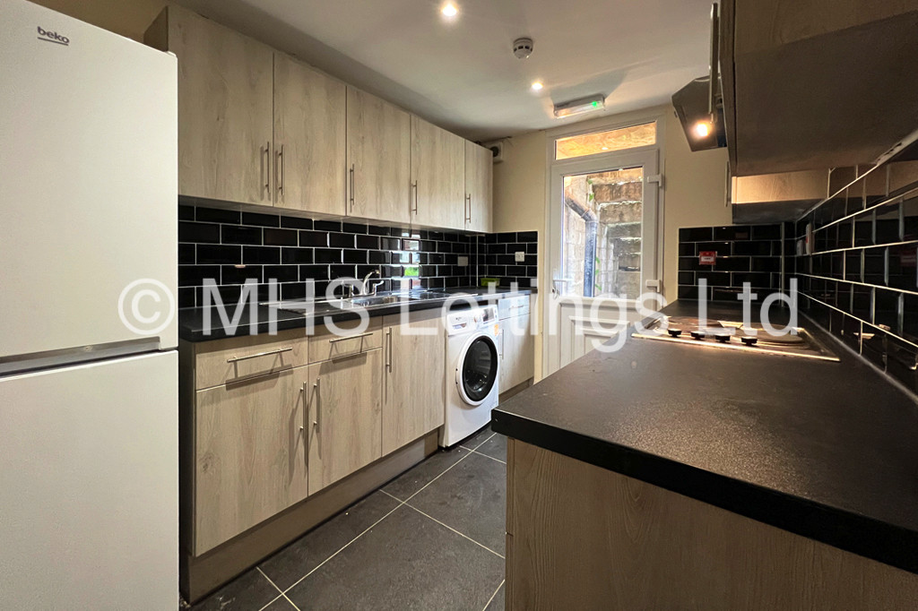 Photo of 4 Bedroom Flat in Flat 1, 11 Regent Park Terrace, Leeds, LS6 2AX