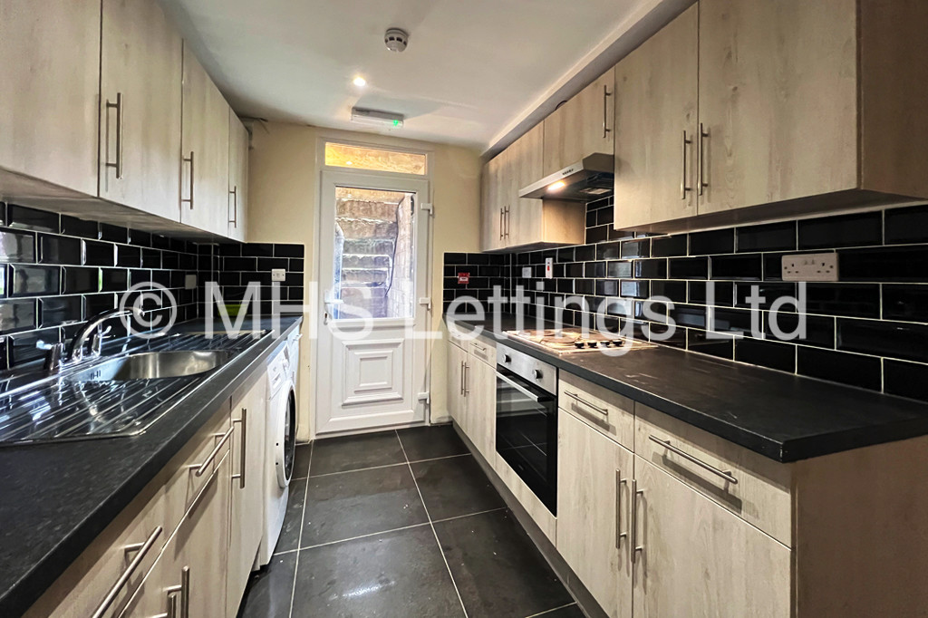 Photo of 4 Bedroom Flat in Flat 1, 11 Regent Park Terrace, Leeds, LS6 2AX
