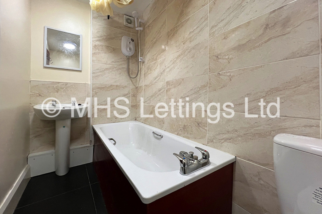 Photo of 4 Bedroom Flat in Flat 1, 11 Regent Park Terrace, Leeds, LS6 2AX