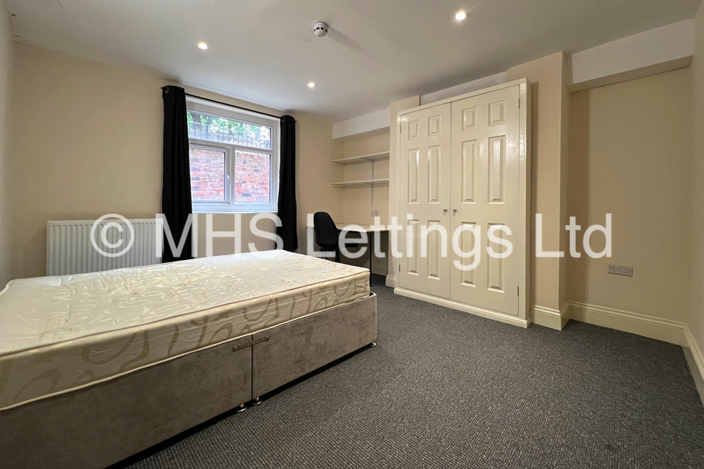 Photo of 4 Bedroom Flat in Flat 1, 11 Regent Park Terrace, Leeds, LS6 2AX