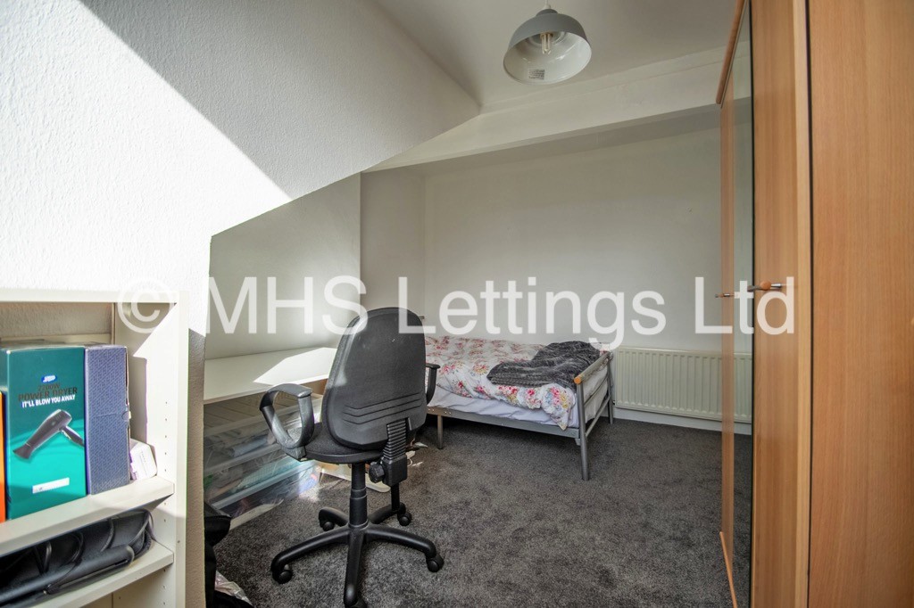 Photo of 3 Bedroom Mid Terraced House in 16 St. Anns Avenue, Leeds, LS4 2PB