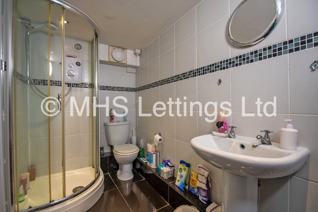 Photo of 3 Bedroom Mid Terraced House in 16 St. Anns Avenue, Leeds, LS4 2PB